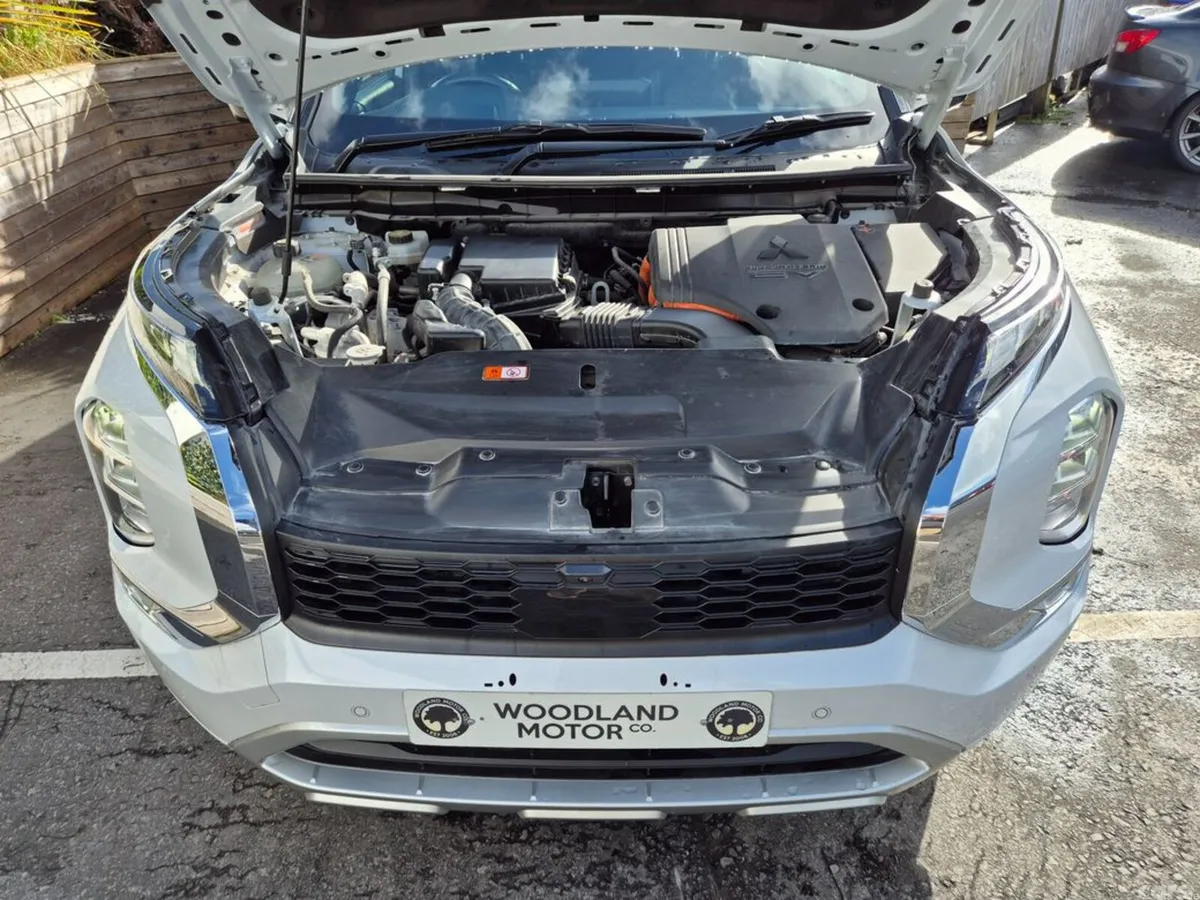 Mitsubishi Outlander SUV, Petrol Plug-in Hybrid, 2023, White
