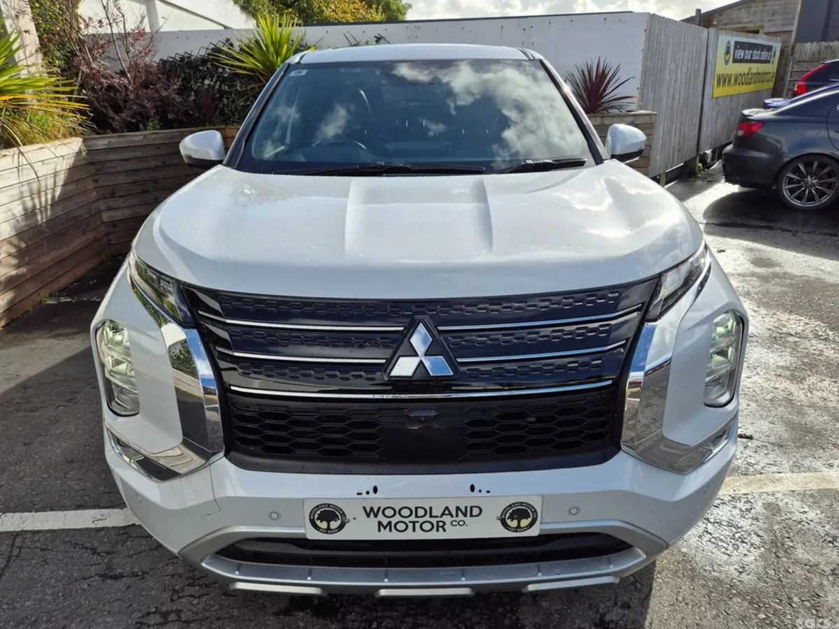 Mitsubishi Outlander SUV, Petrol Plug-in Hybrid, 2023, White