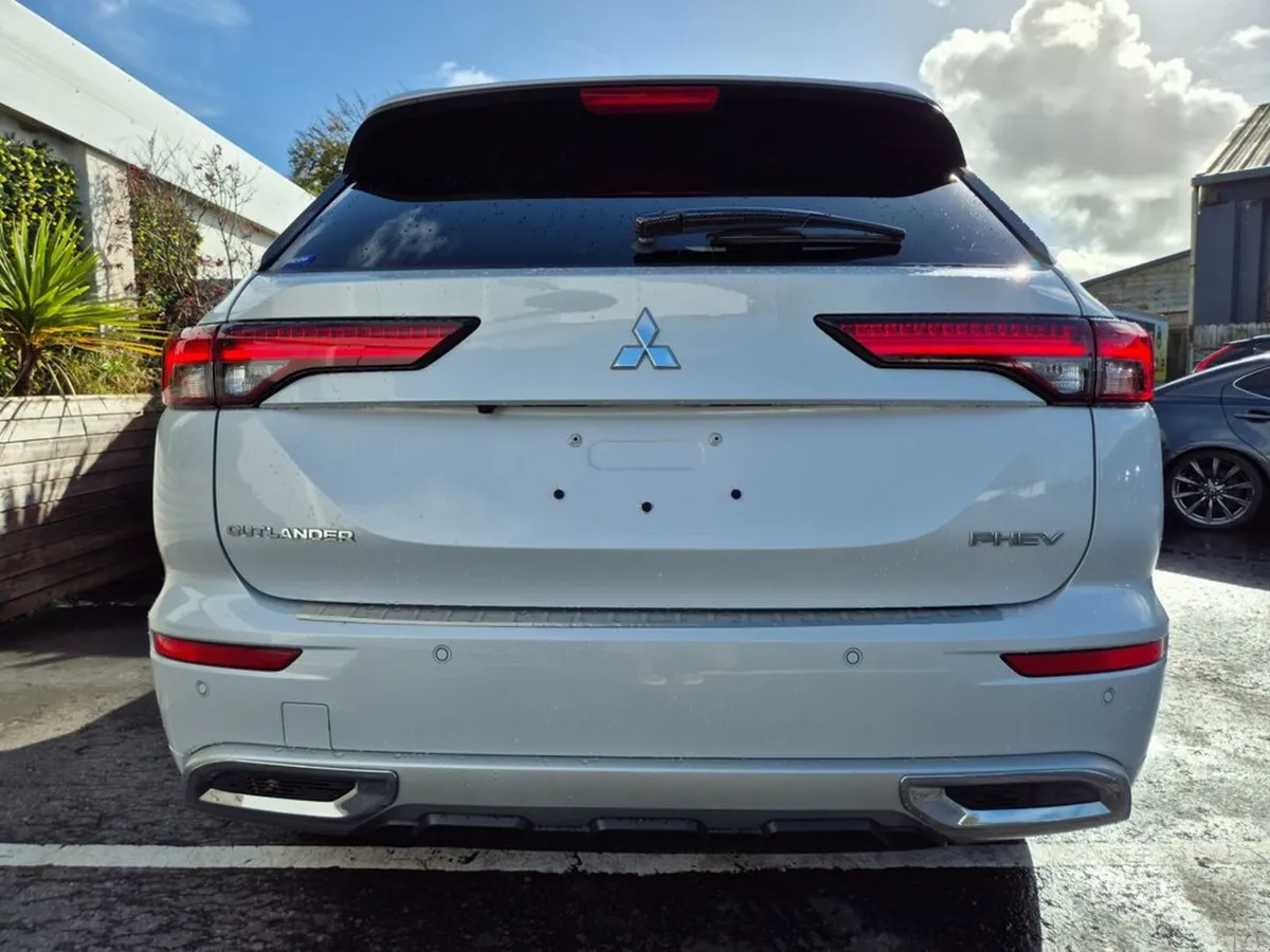 Mitsubishi Outlander SUV, Petrol Plug-in Hybrid, 2023, White