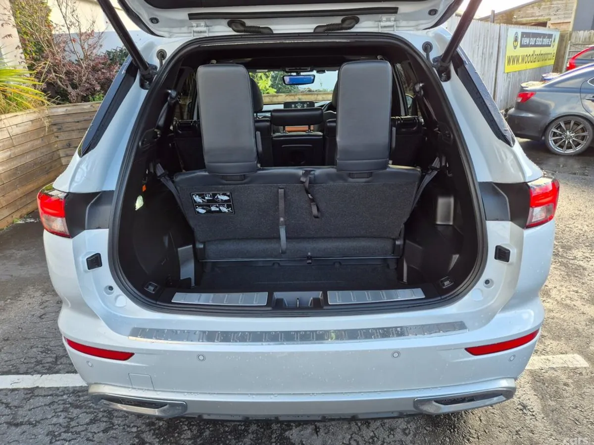 Mitsubishi Outlander SUV, Petrol Plug-in Hybrid, 2023, White