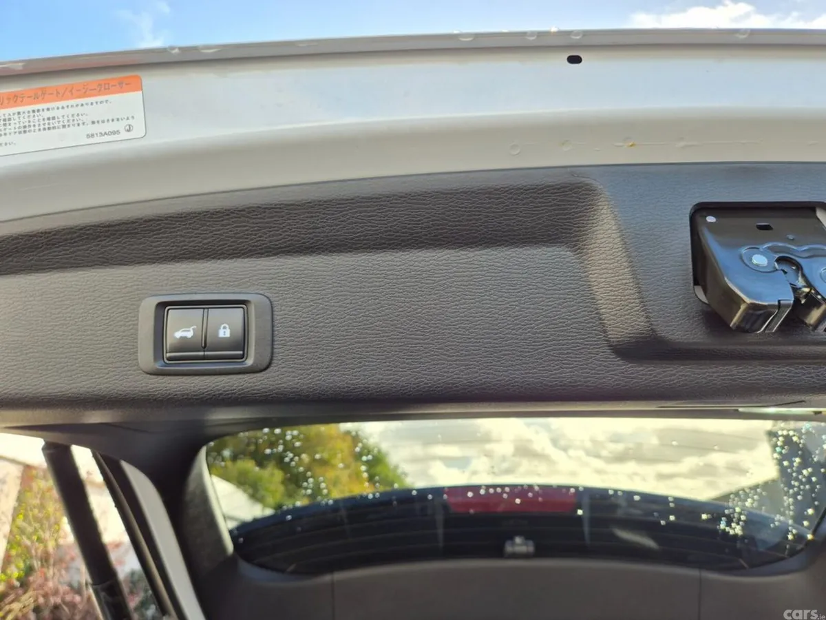 Mitsubishi Outlander SUV, Petrol Plug-in Hybrid, 2023, White