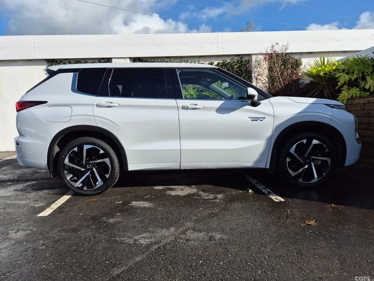 Mitsubishi Outlander SUV, Petrol Plug-in Hybrid, 2023, White