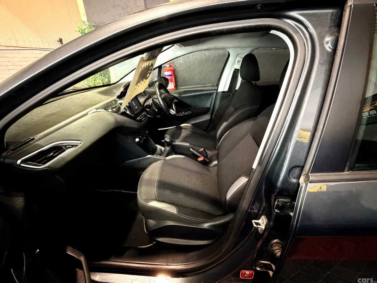 Peugeot 208 Hatchback, Petrol, 2016, Grey