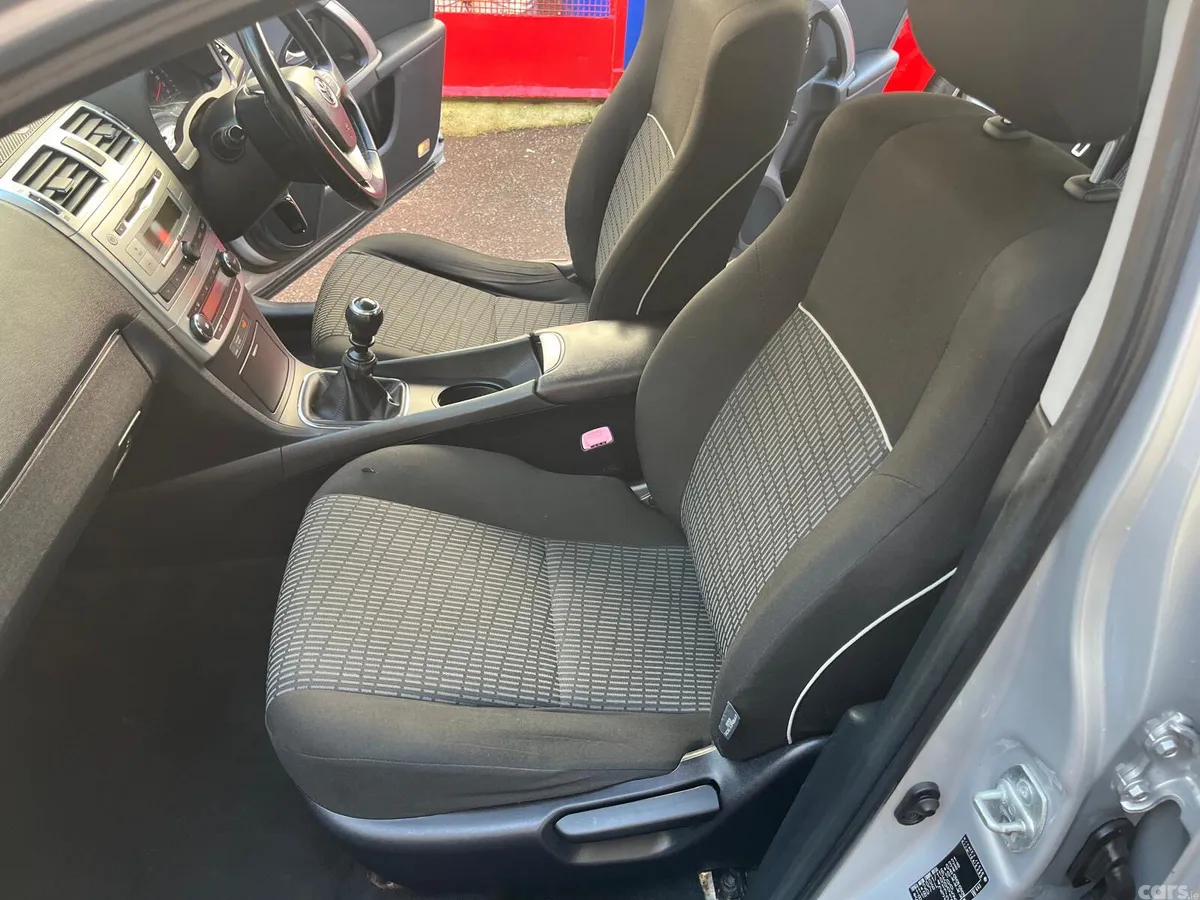 Toyota Avensis Saloon, Diesel, 2013, Silver
