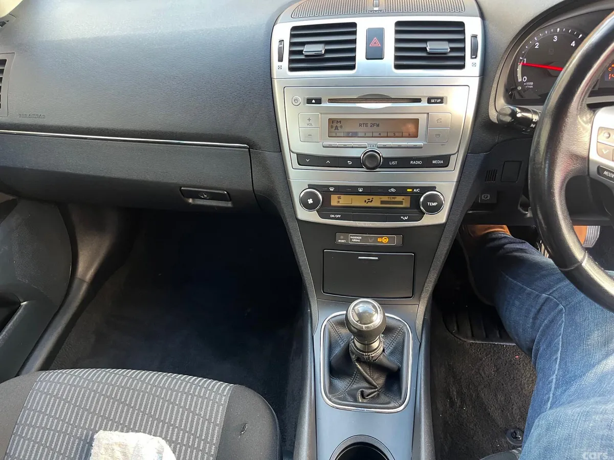 Toyota Avensis Saloon, Diesel, 2013, Silver