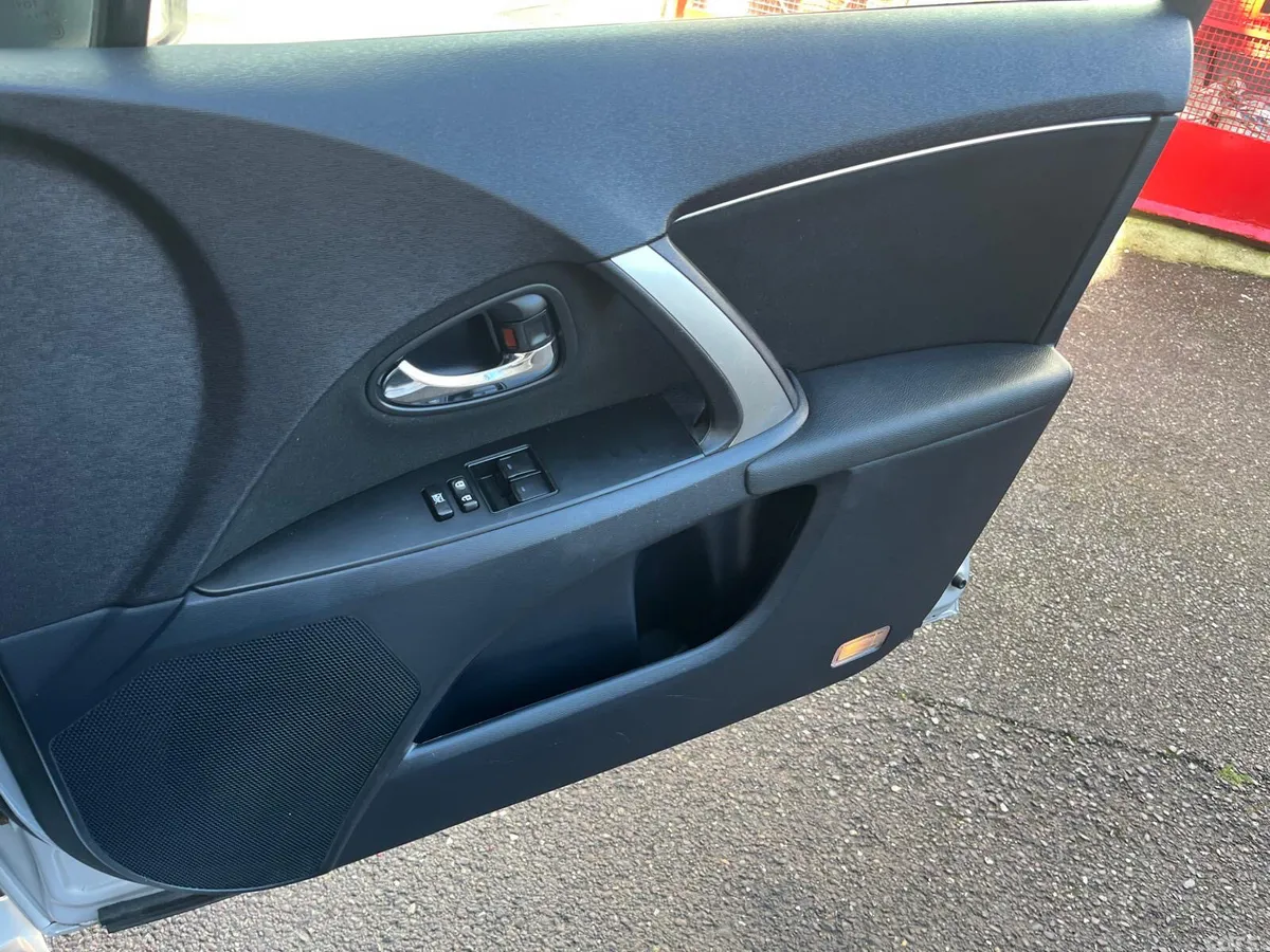 Toyota Avensis Saloon, Diesel, 2013, Silver