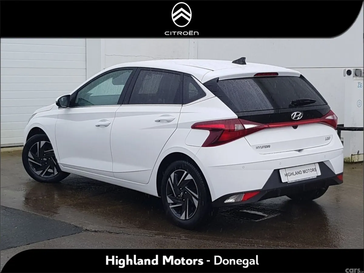 Hyundai i20 Hatchback, Petrol, 2023, White
