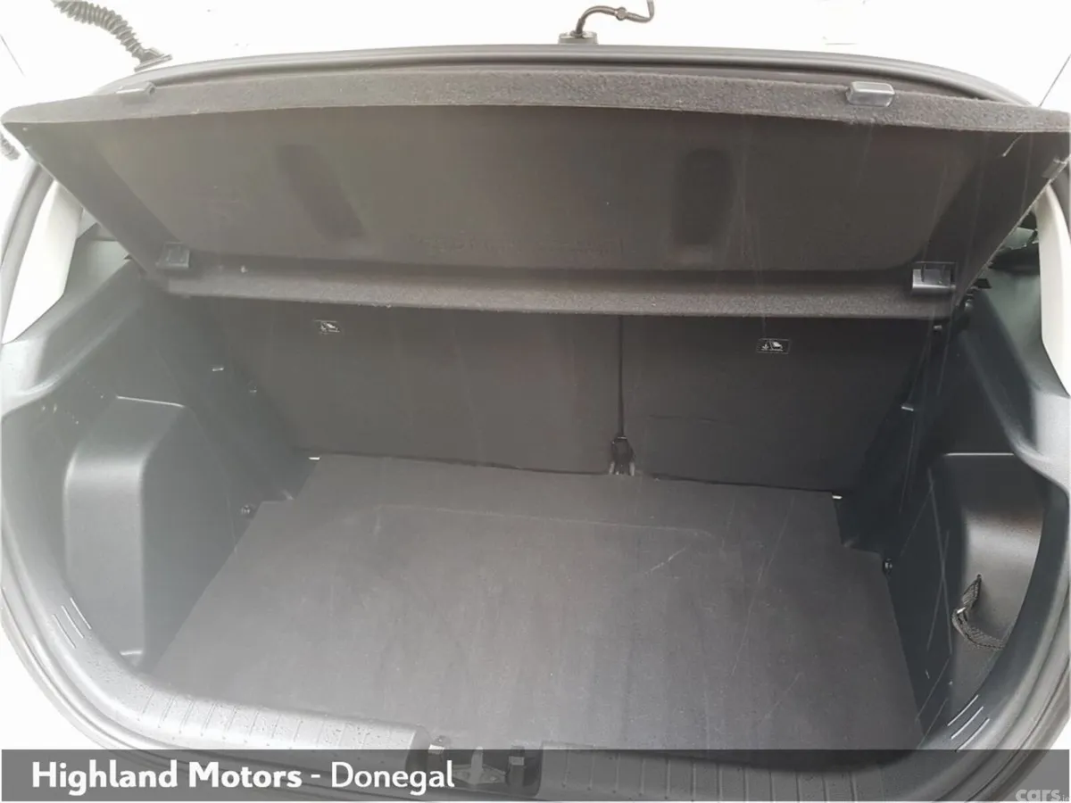 Hyundai i20 Hatchback, Petrol, 2023, White