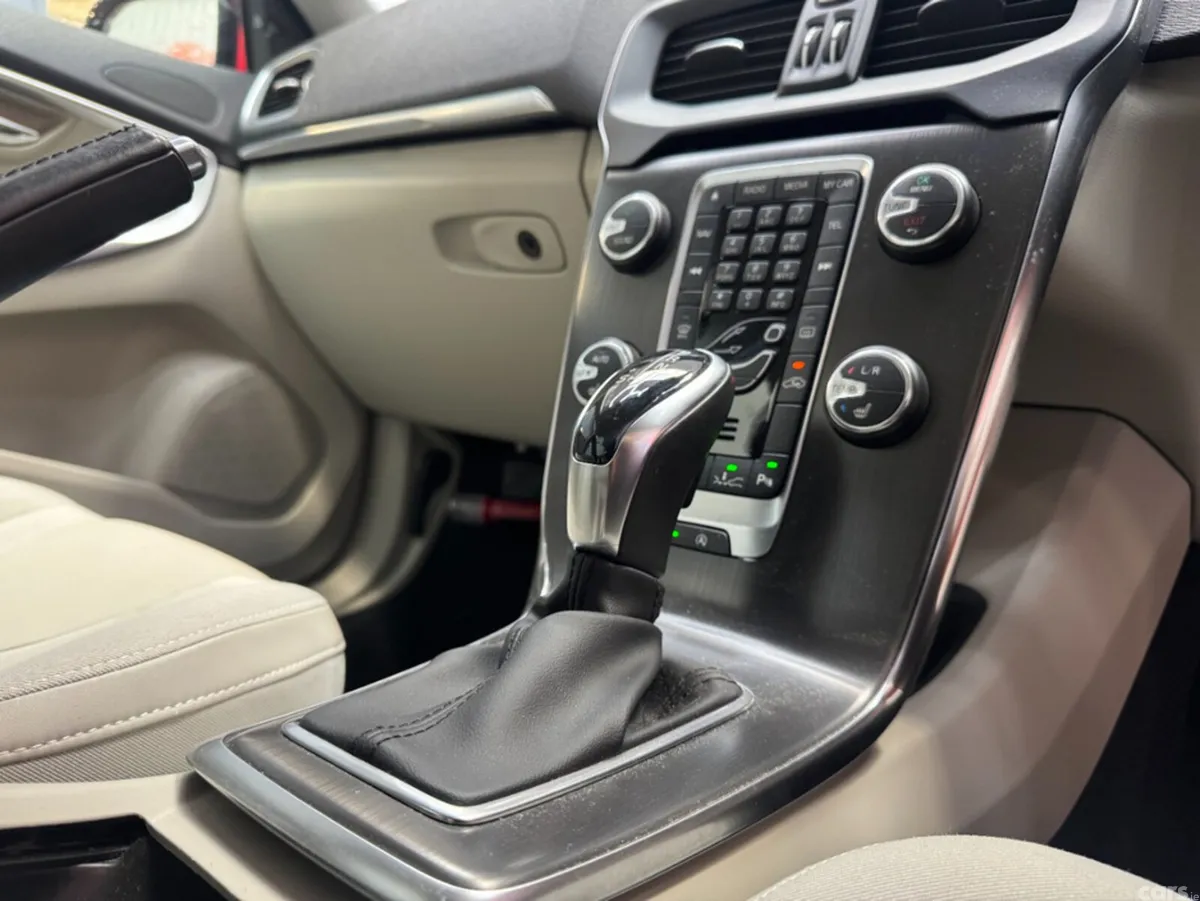 Volvo V40 Estate, Petrol, 2014, Red