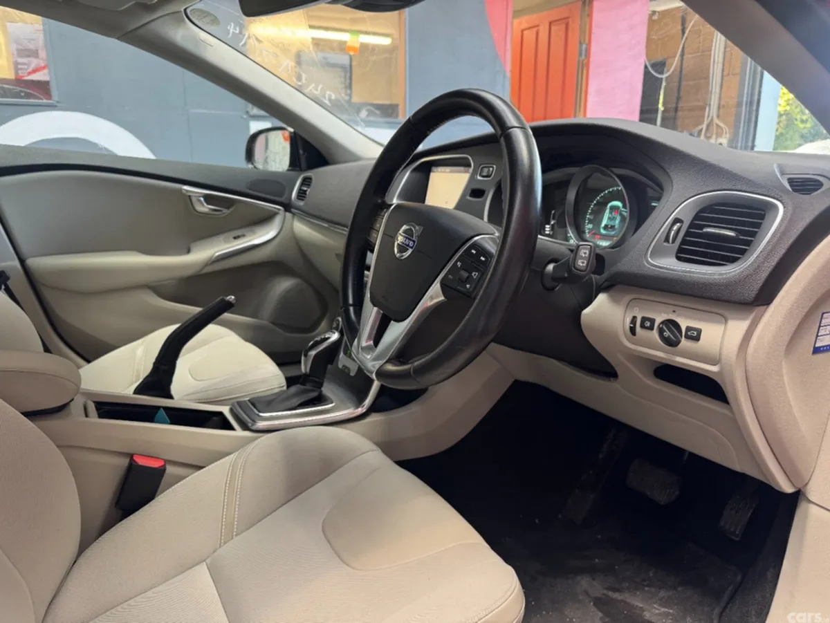 Volvo V40 Estate, Petrol, 2014, Red
