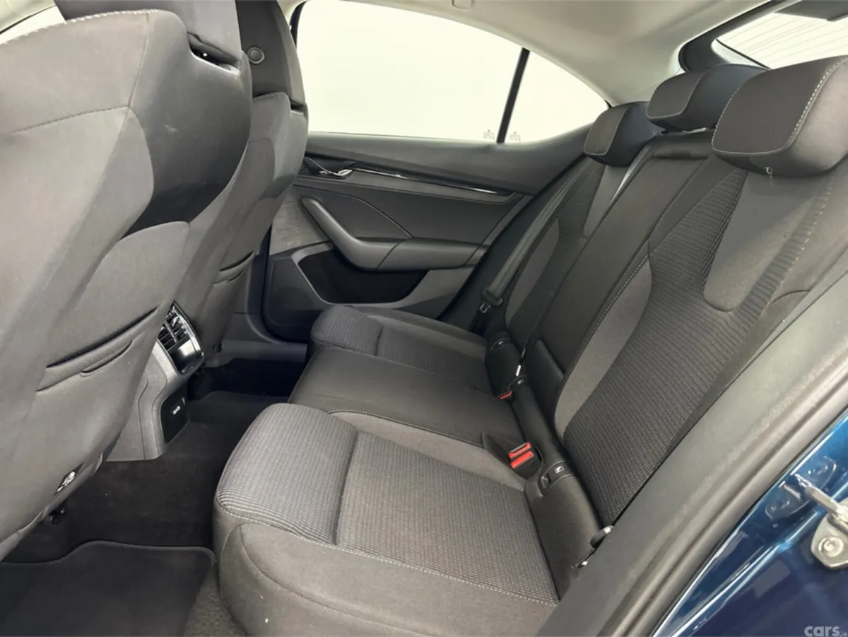 Skoda Octavia Saloon, Diesel, 2024, Blue