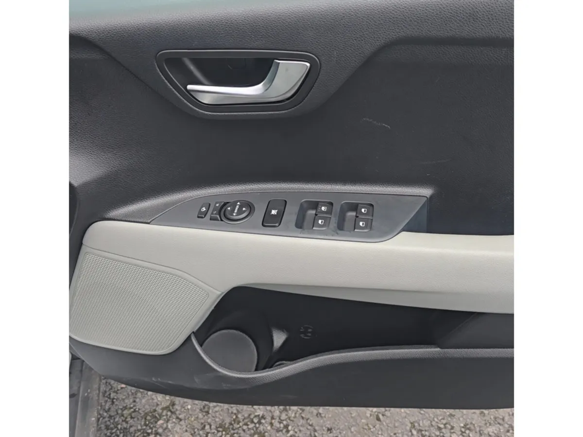 Kia Stonic SUV, Petrol Hybrid, 2026, White