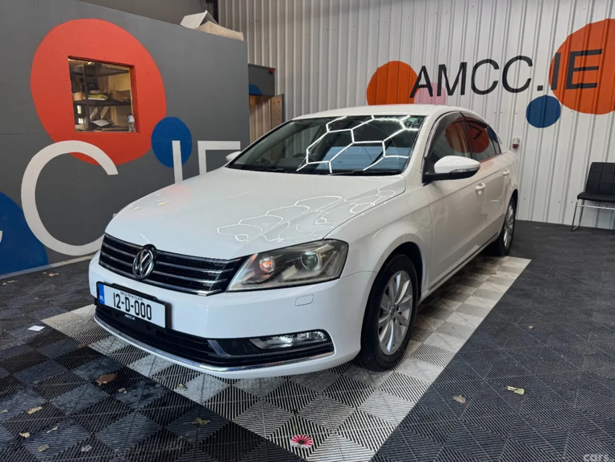 Volkswagen Passat Saloon, Petrol, 2012, White