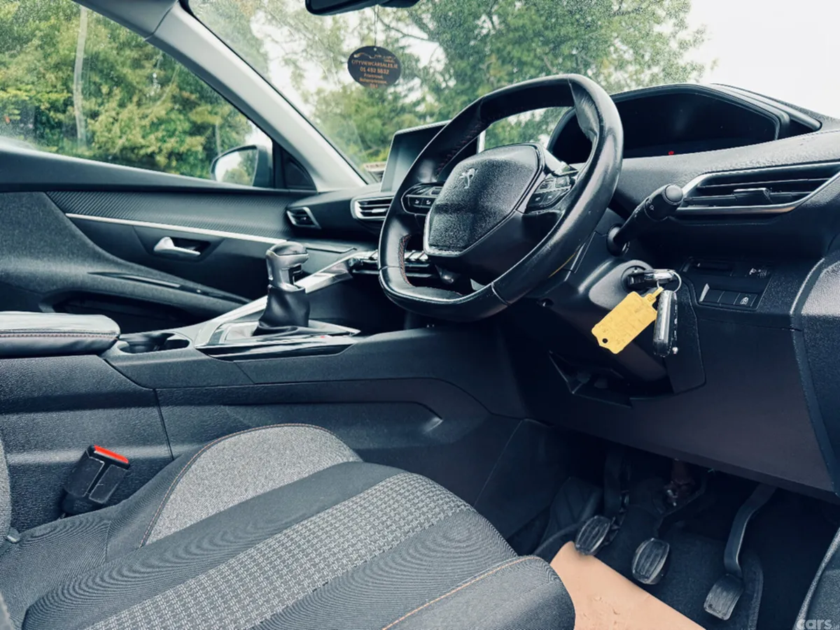 Peugeot 5008 MPV, Diesel, 2018, Grey