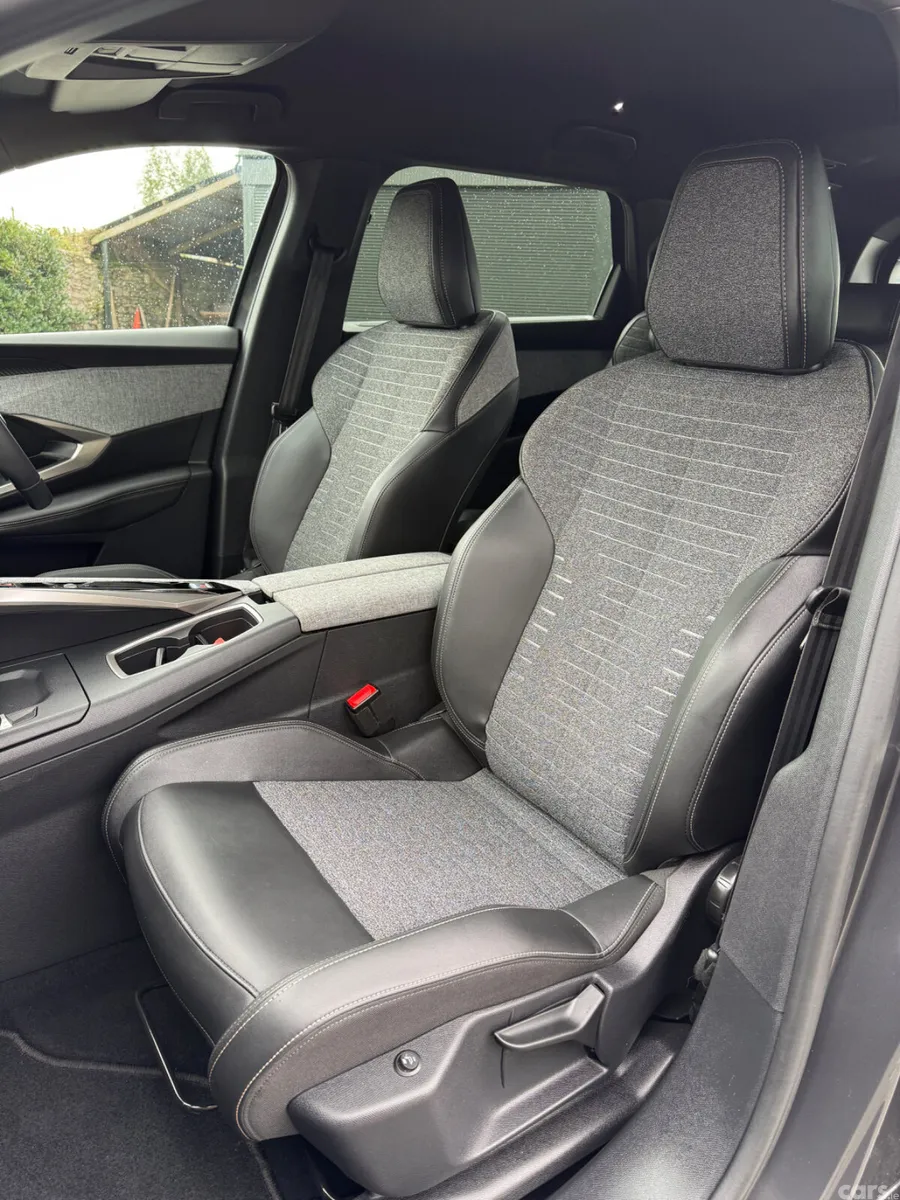Peugeot 5008 MPV, Petrol, 2025, Grey