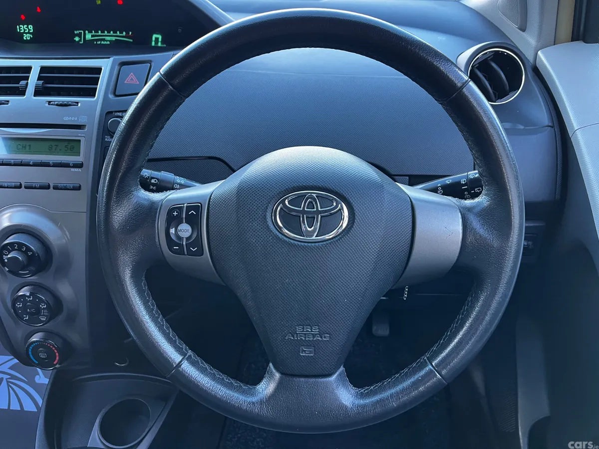 Toyota Yaris Hatchback, Petrol, 2010, Silver