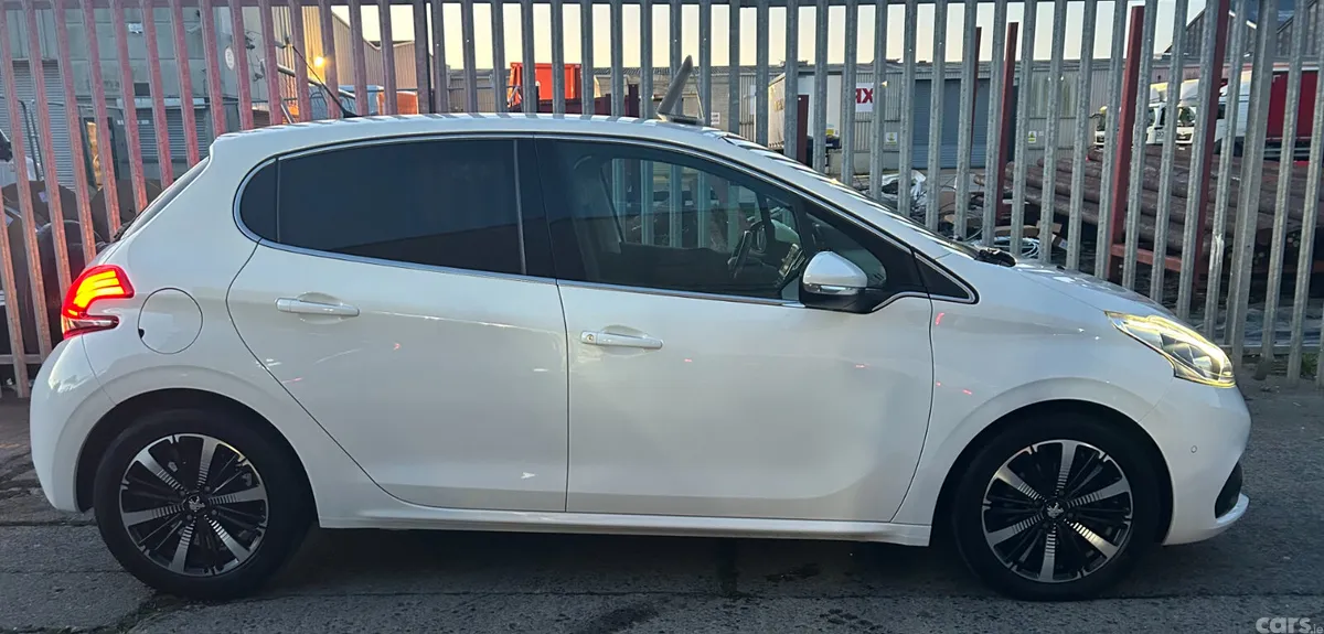 Peugeot 208 Hatchback, Petrol, 2020, White