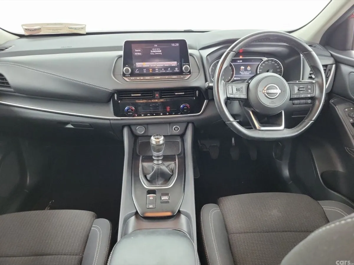 Nissan Qashqai MPV, Petrol, 2023, Red