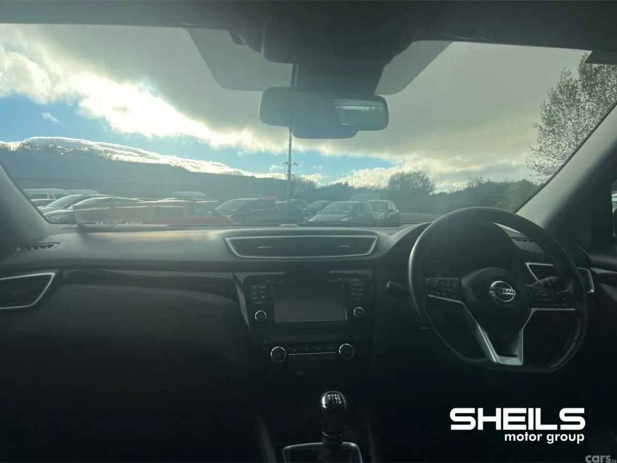 Nissan Qashqai MPV, Petrol, 2018, Red
