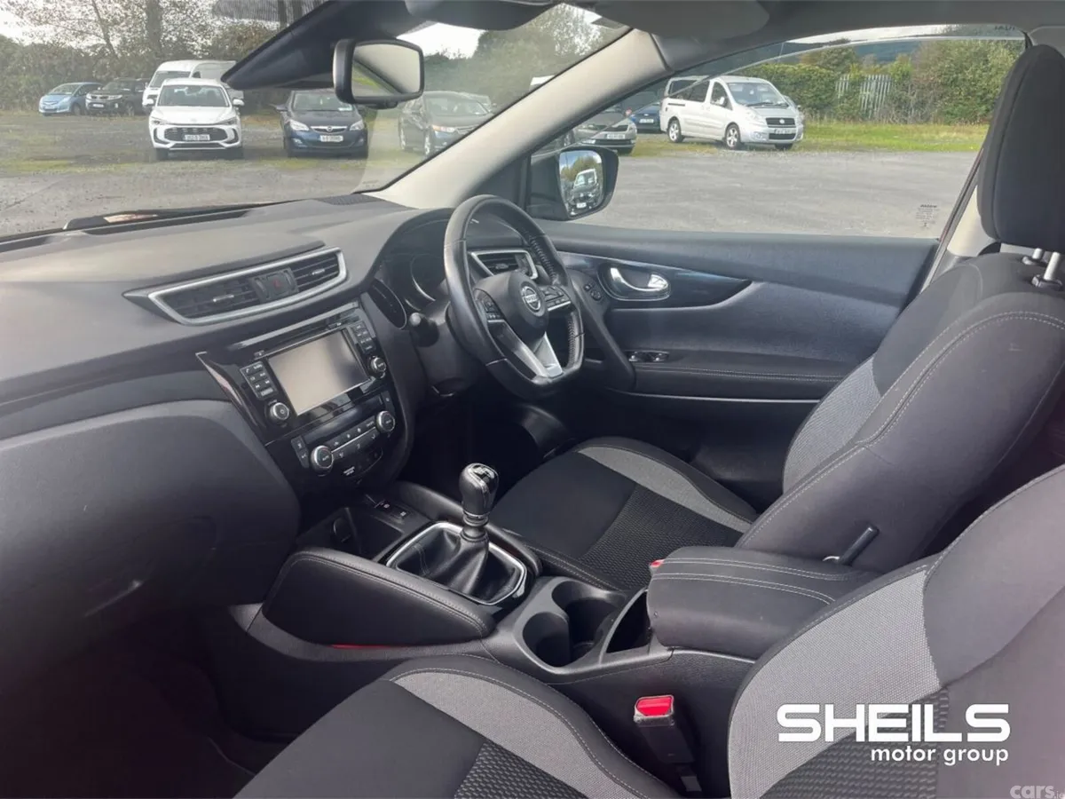 Nissan Qashqai MPV, Petrol, 2018, Red