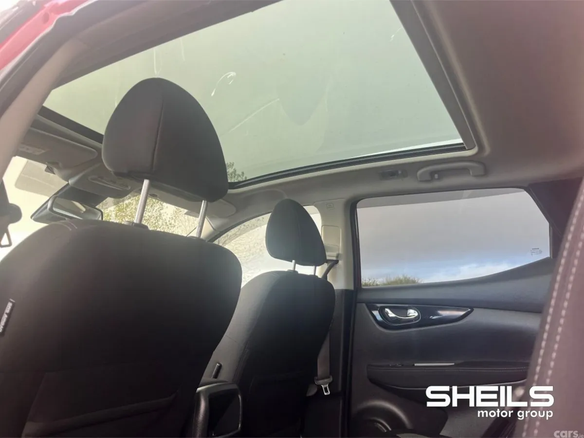 Nissan Qashqai MPV, Petrol, 2018, Red
