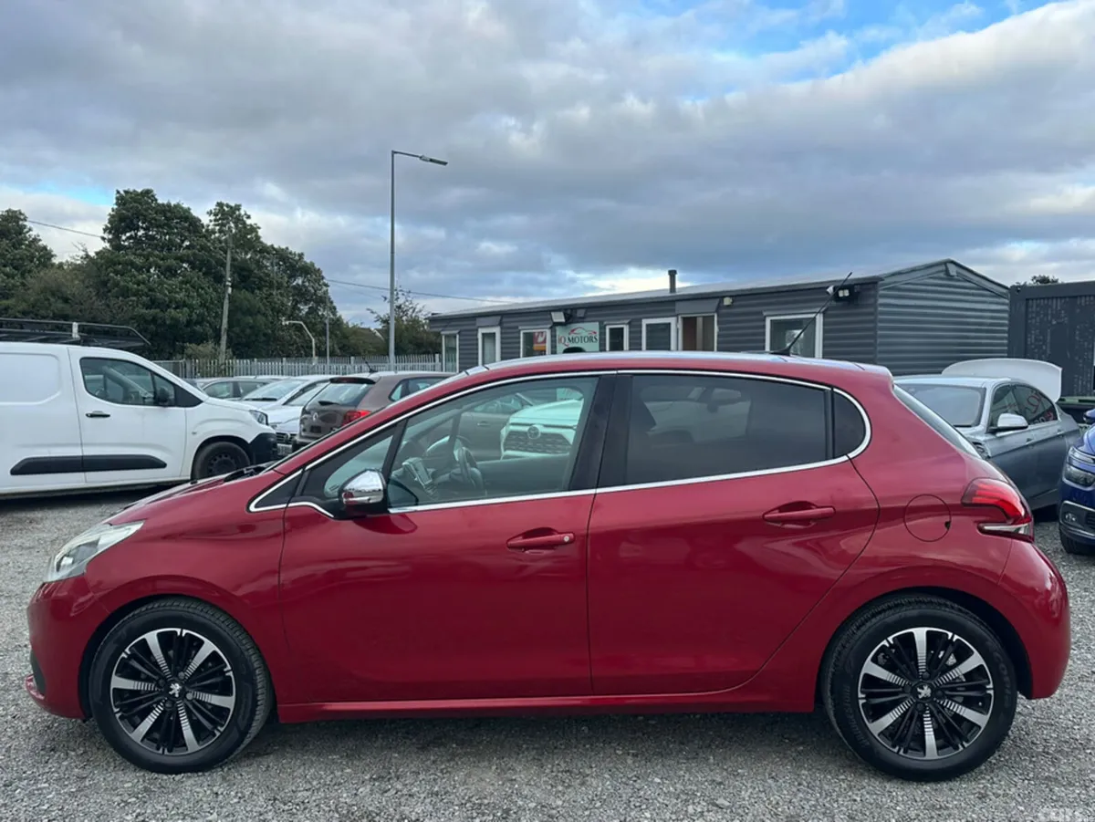 Peugeot 208 Hatchback, Petrol, 2017, Red