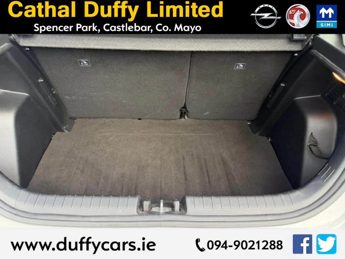 Hyundai i20 Hatchback, Petrol, 2024, White