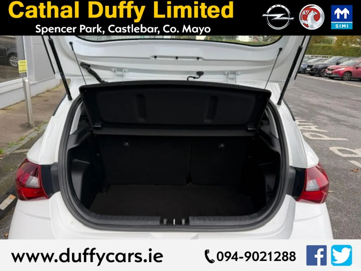 Hyundai i20 Hatchback, Petrol, 2024, White