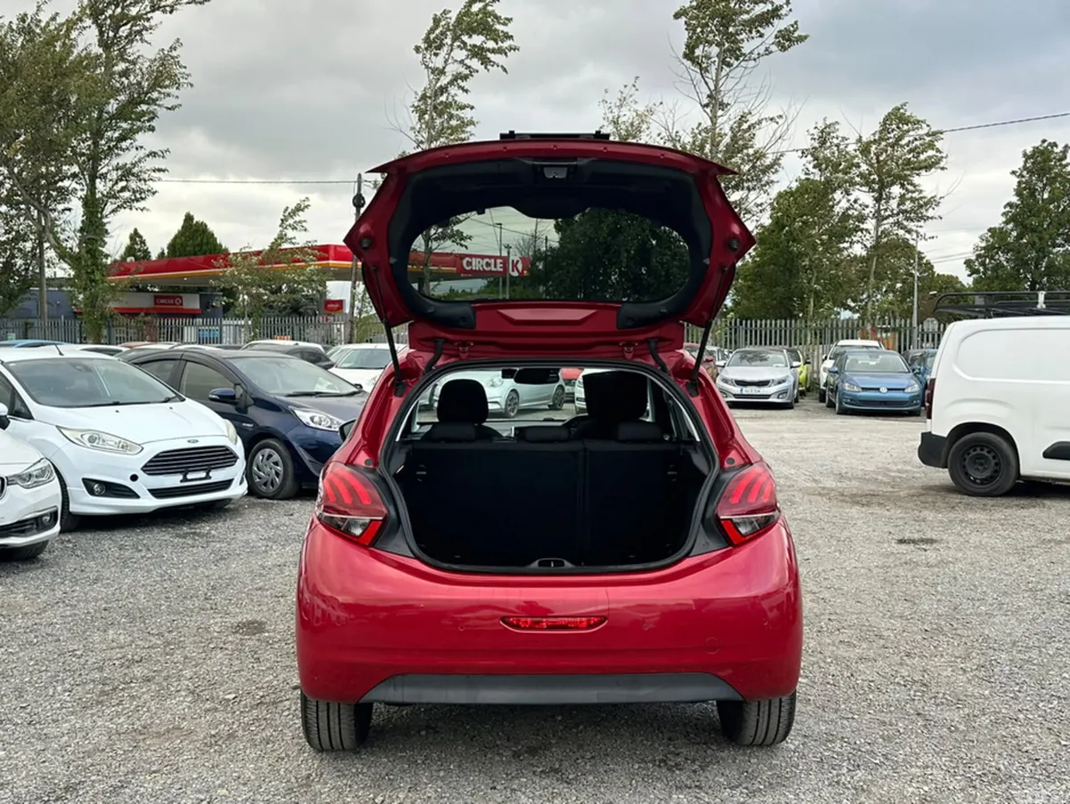 Peugeot 208 Hatchback, Petrol, 2017, Red