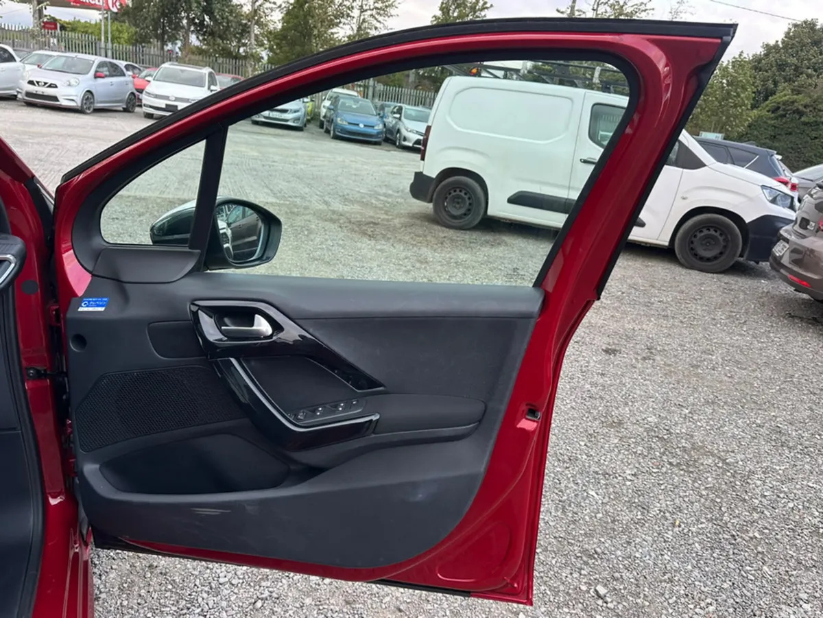 Peugeot 208 Hatchback, Petrol, 2017, Red
