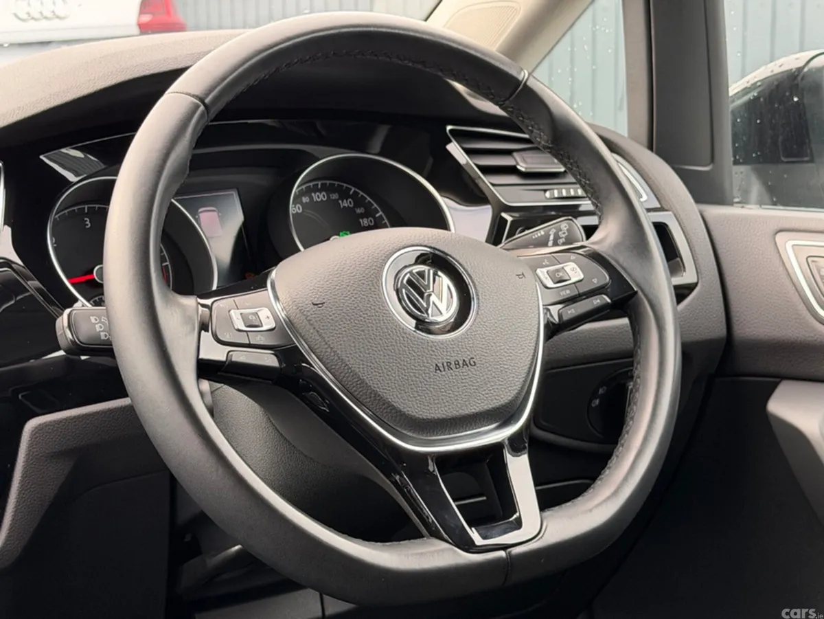 Volkswagen Touran MPV, Diesel, 2019, Black