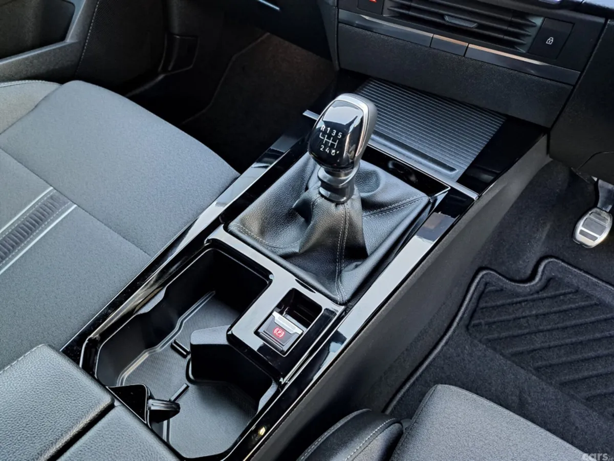 Opel Astra Hatchback, Petrol, 2023, Black