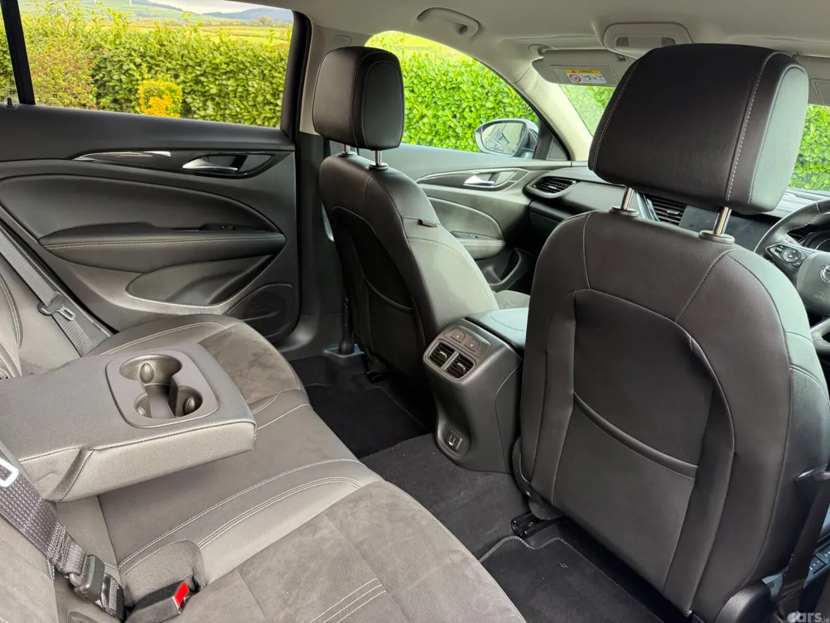 Opel Insignia Hatchback, Diesel, 2022, Grey