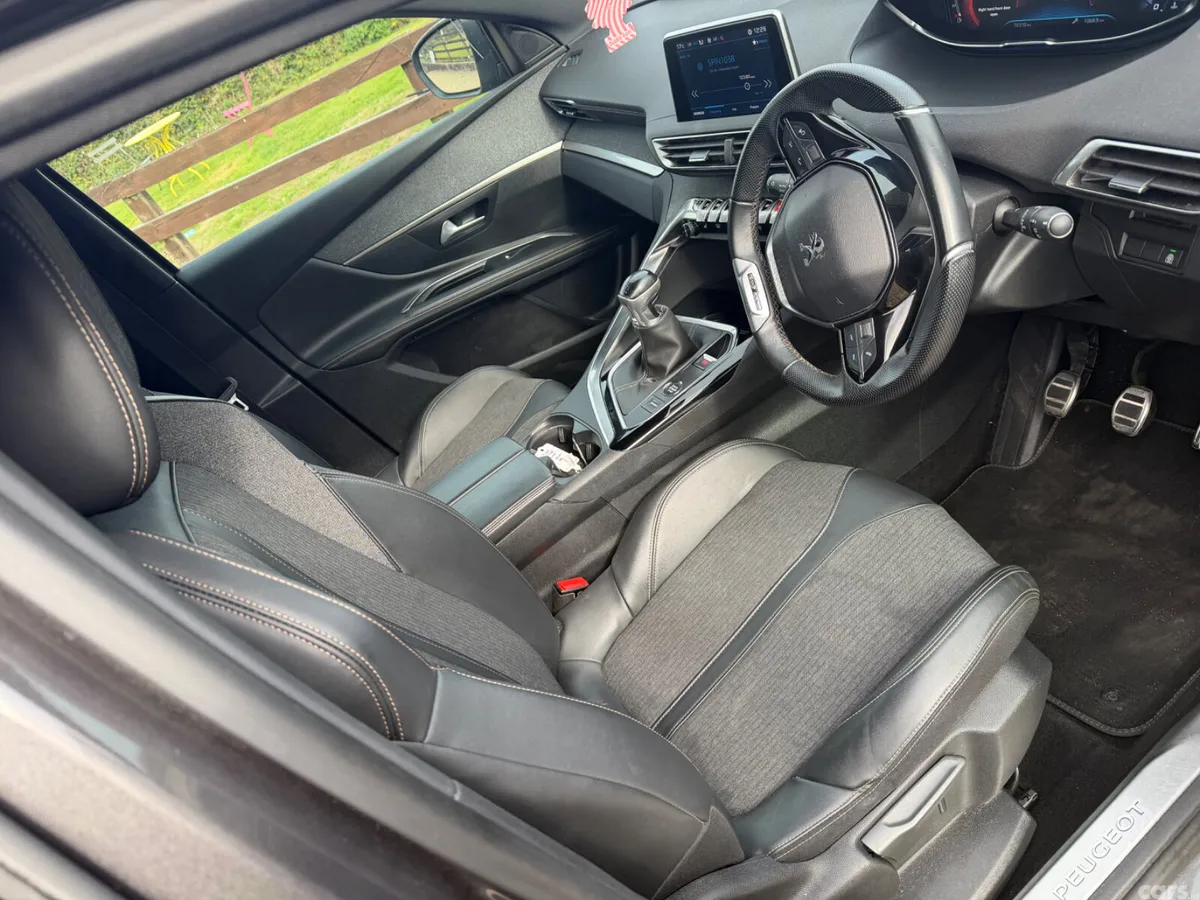 Peugeot 5008 MPV, Petrol, 2020, Grey