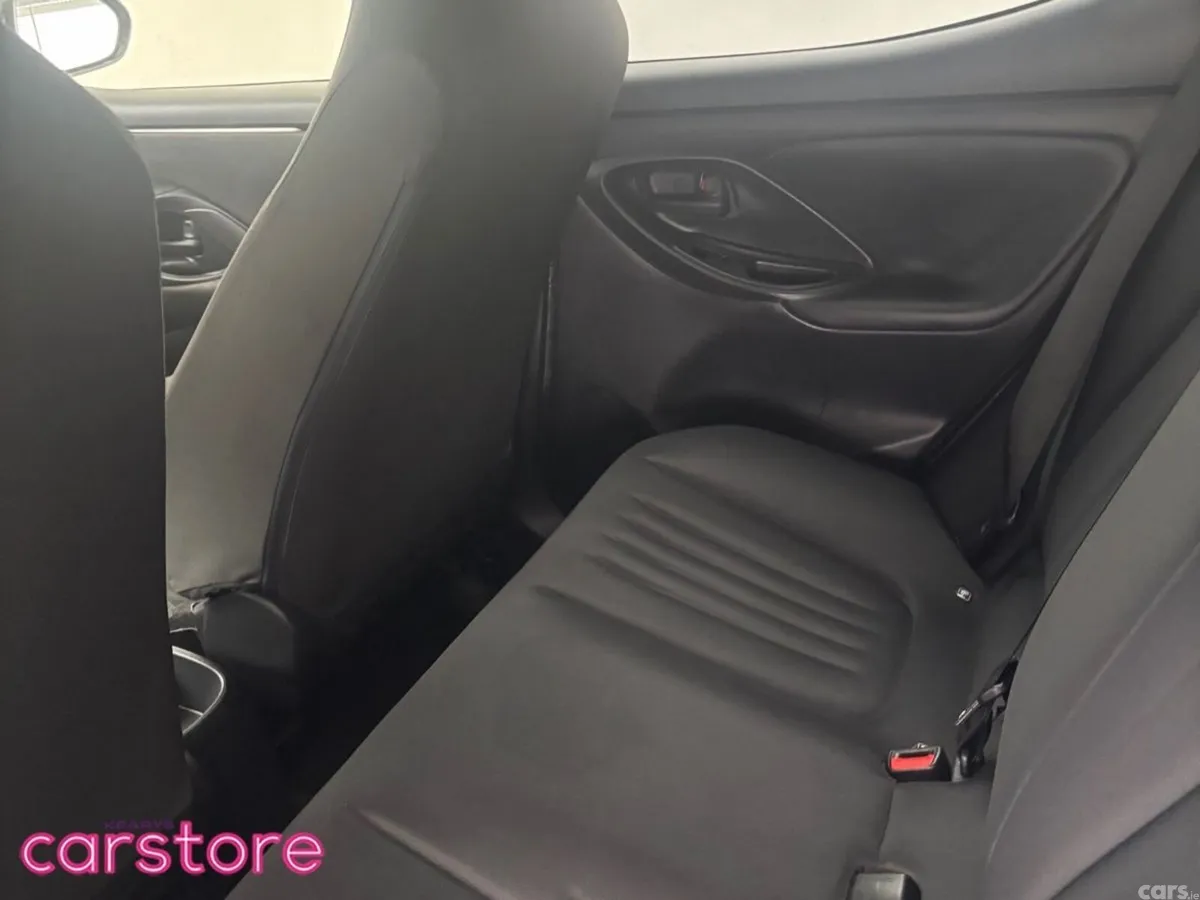 Toyota Yaris Hatchback, Petrol Hybrid, 2021, Silver