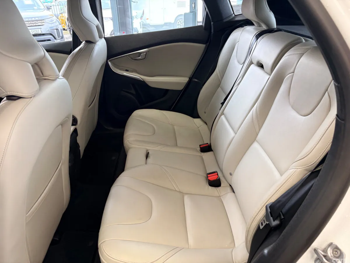 Volvo V40 Hatchback, Diesel, 2016, White