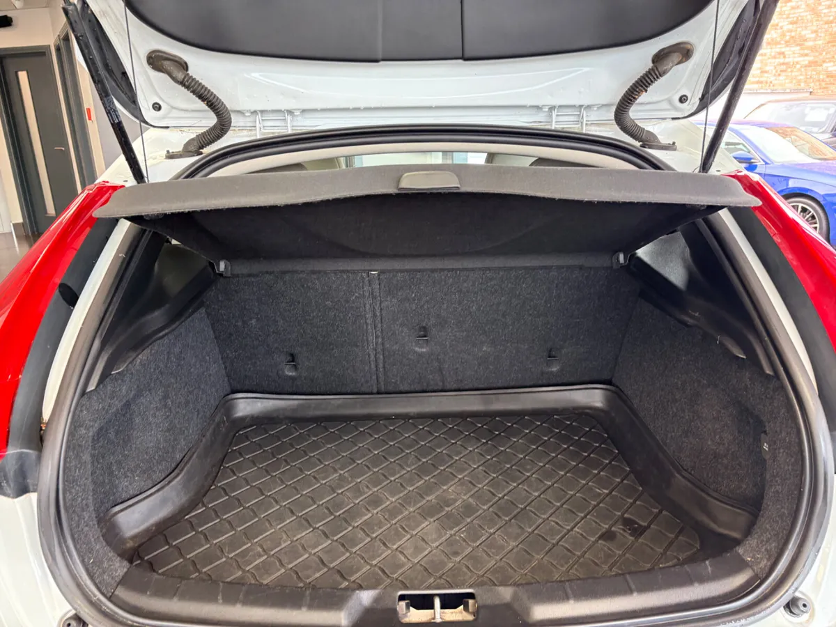 Volvo V40 Hatchback, Diesel, 2016, White