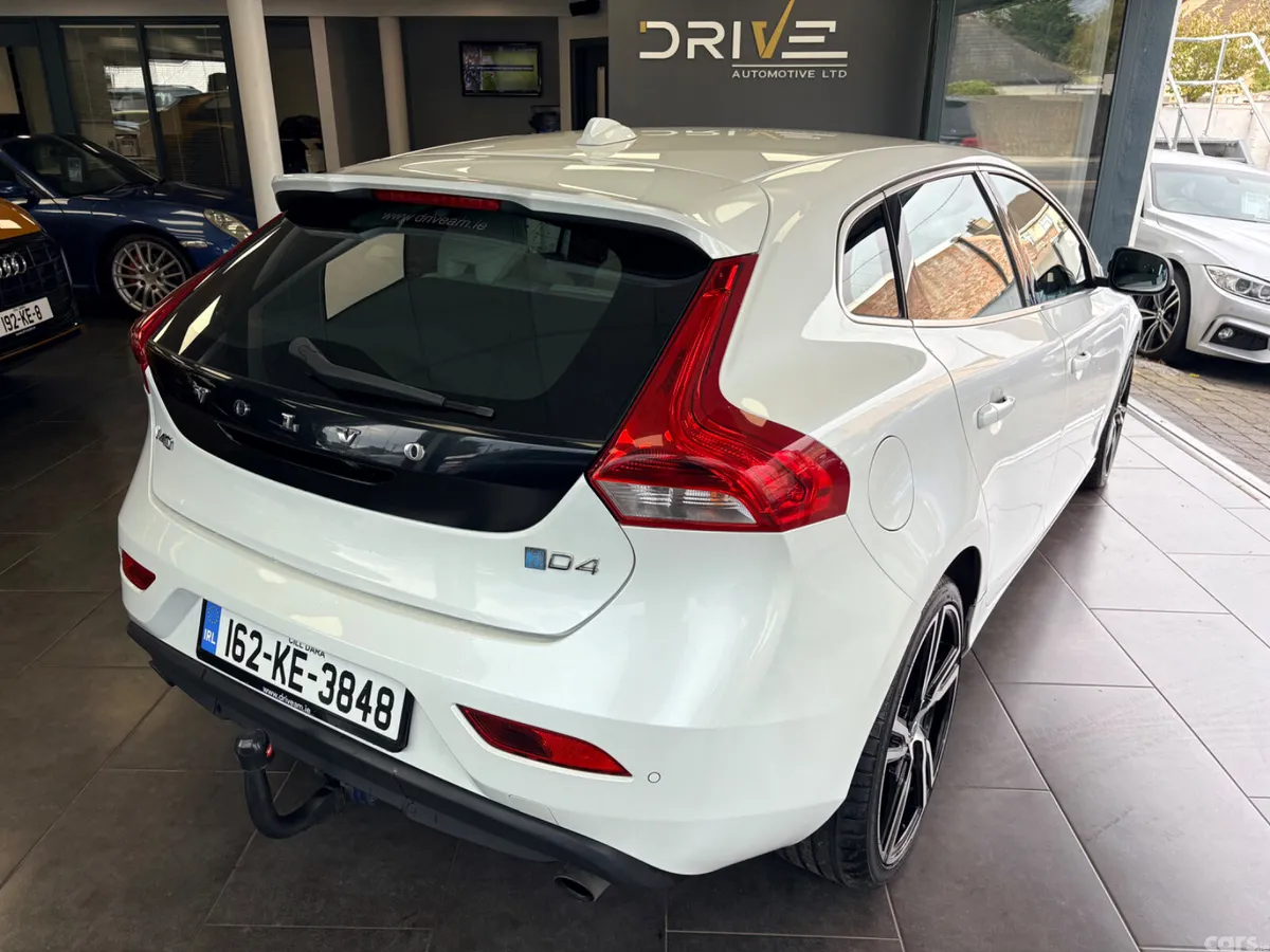 Volvo V40 Hatchback, Diesel, 2016, White