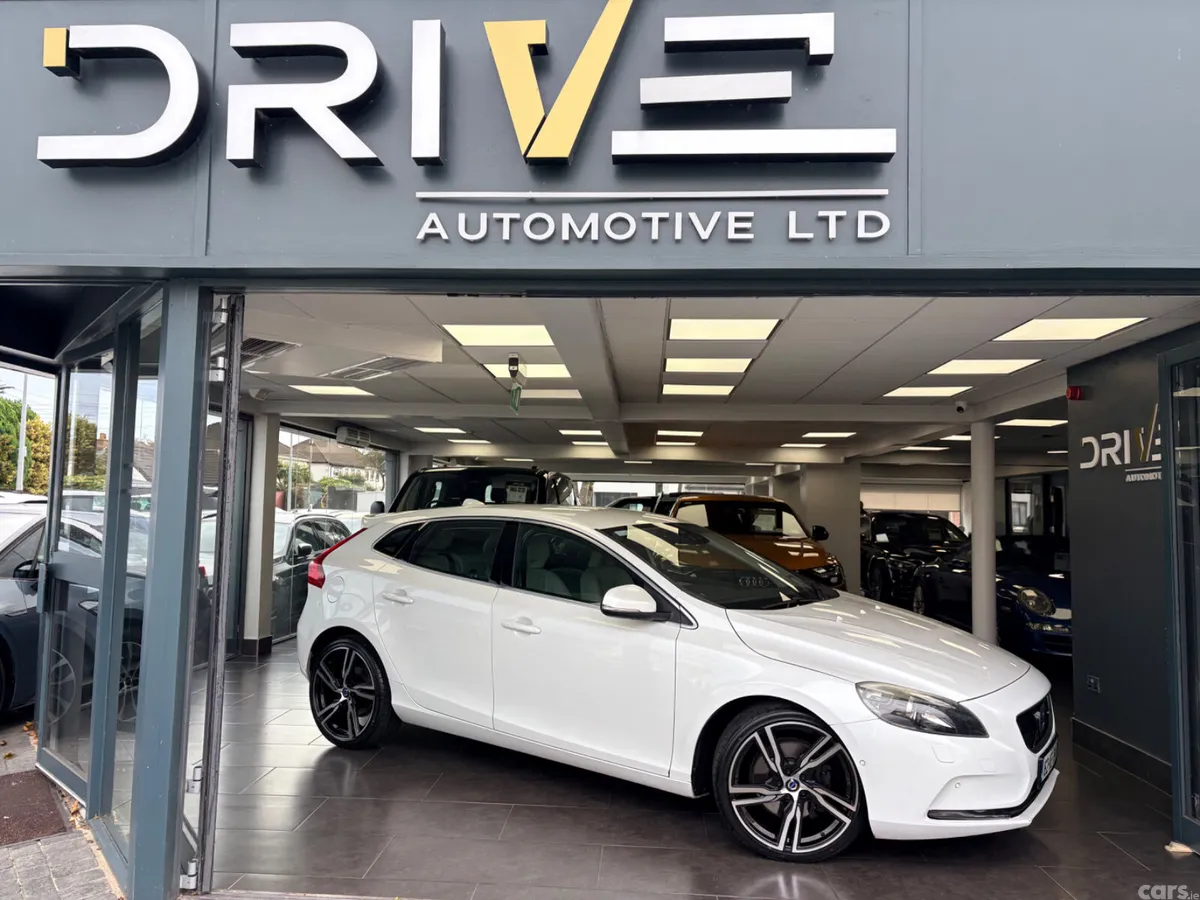 Volvo V40 Hatchback, Diesel, 2016, White
