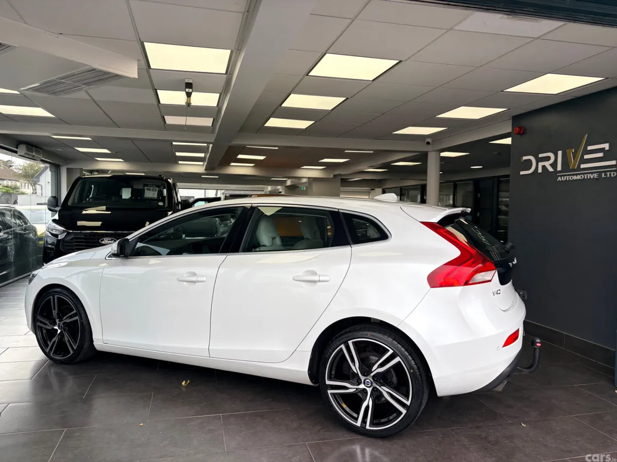 Volvo V40 Hatchback, Diesel, 2016, White