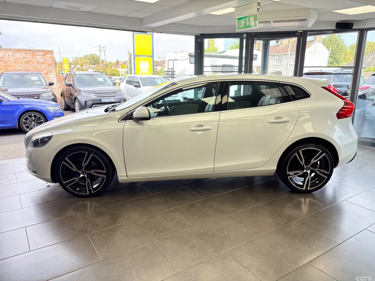 Volvo V40 Hatchback, Diesel, 2016, White