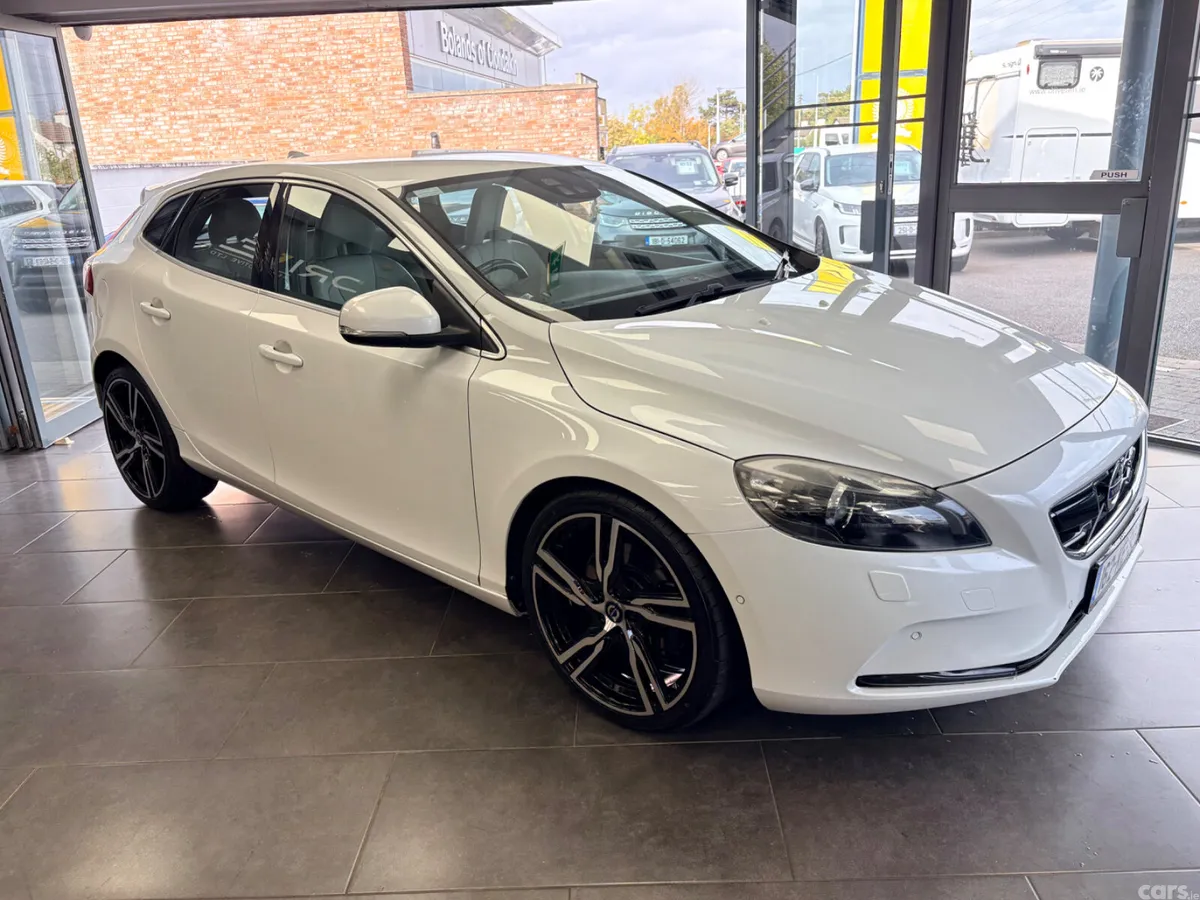 Volvo V40 Hatchback, Diesel, 2016, White