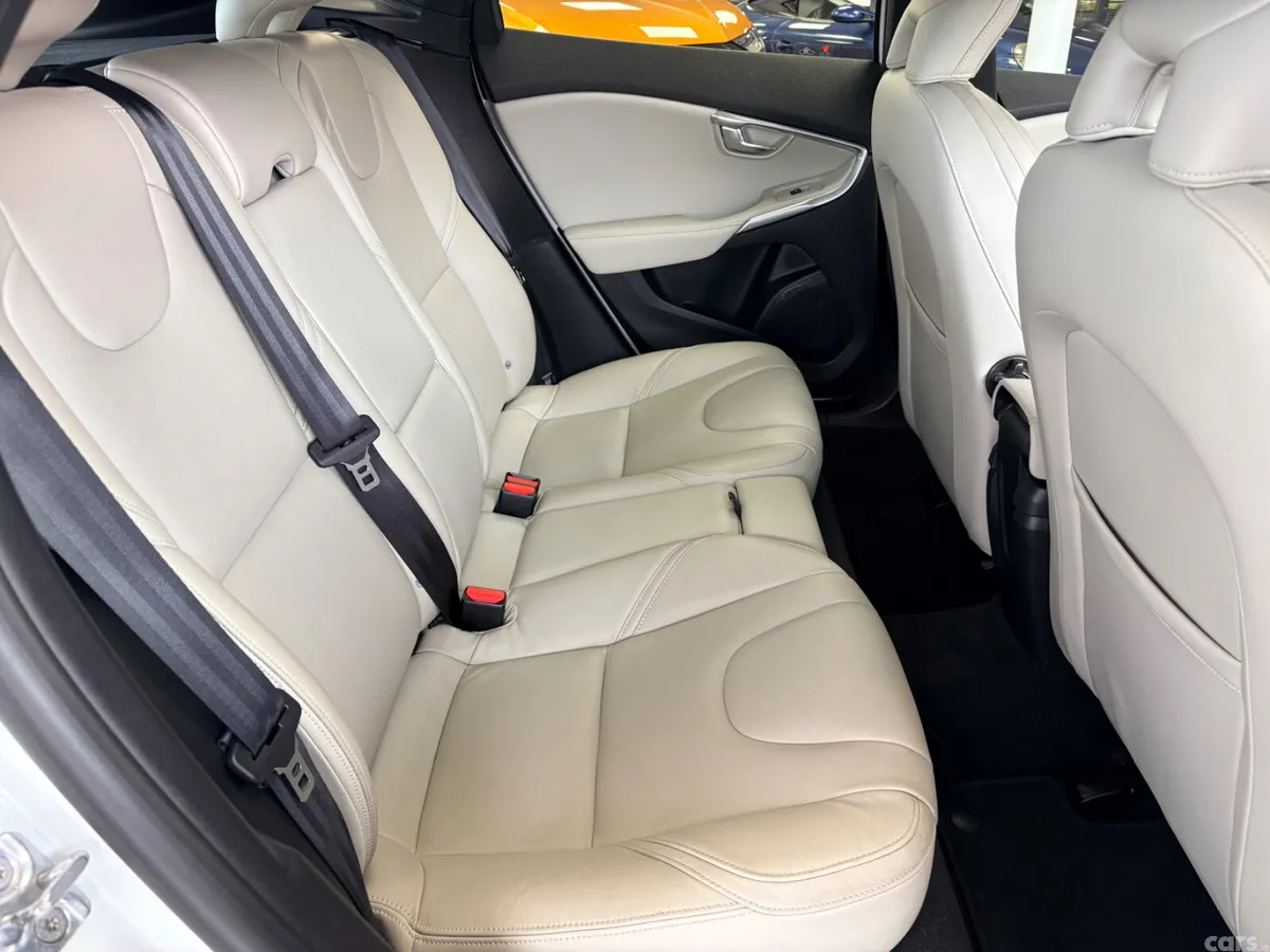 Volvo V40 Hatchback, Diesel, 2016, White