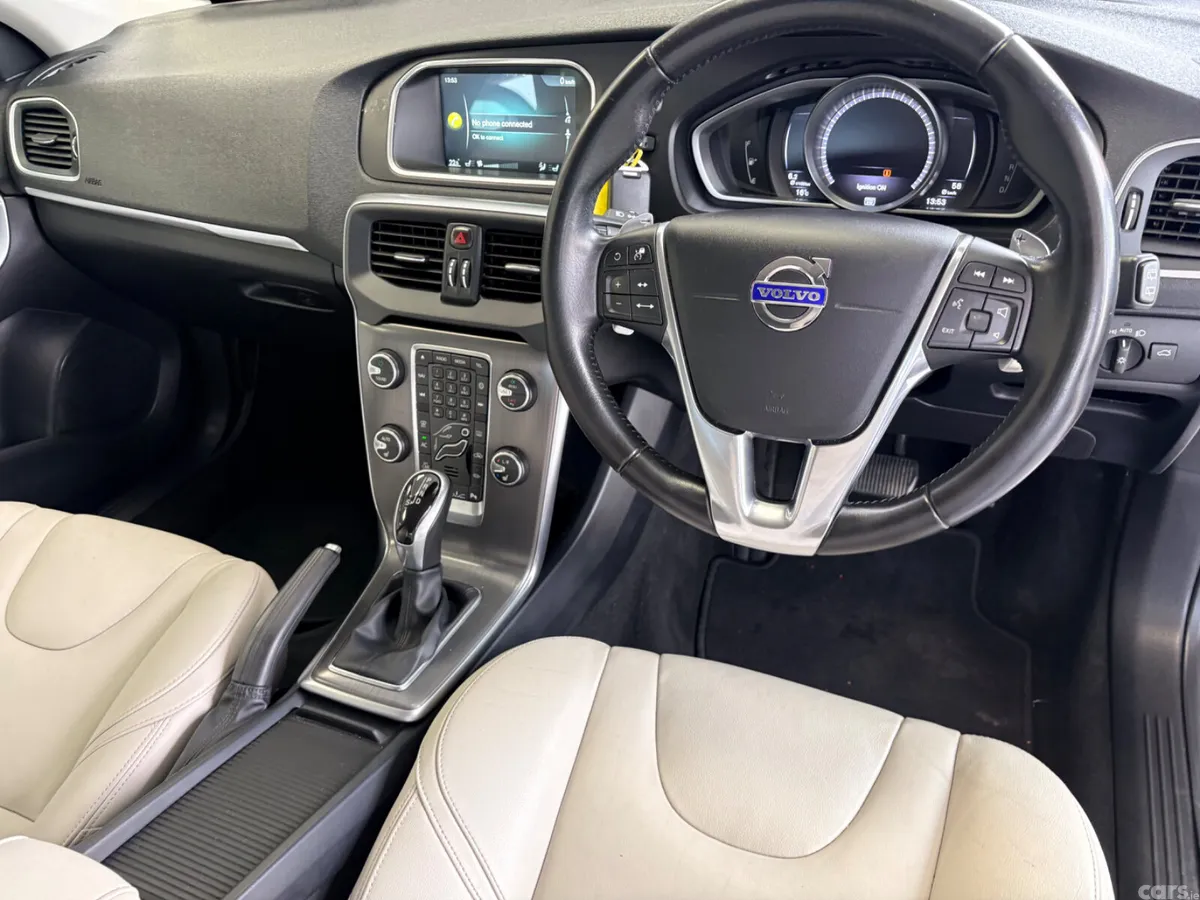 Volvo V40 Hatchback, Diesel, 2016, White