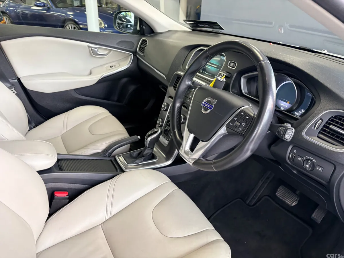 Volvo V40 Hatchback, Diesel, 2016, White