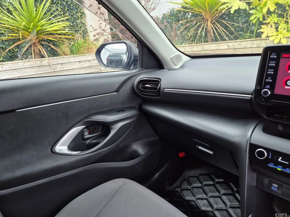 Toyota Yaris Cross SUV, Petrol Plug-in Hybrid, 2023, Black