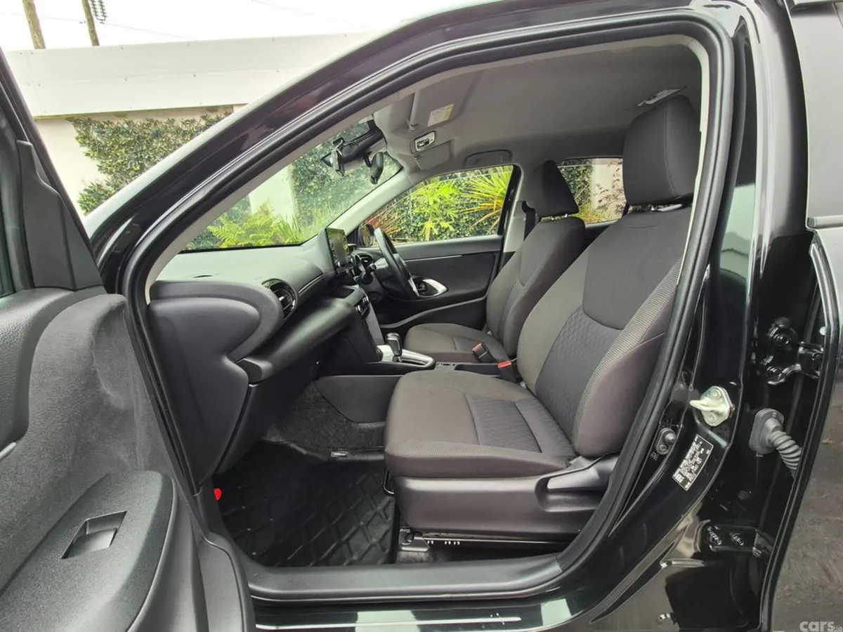 Toyota Yaris Cross SUV, Petrol Plug-in Hybrid, 2023, Black