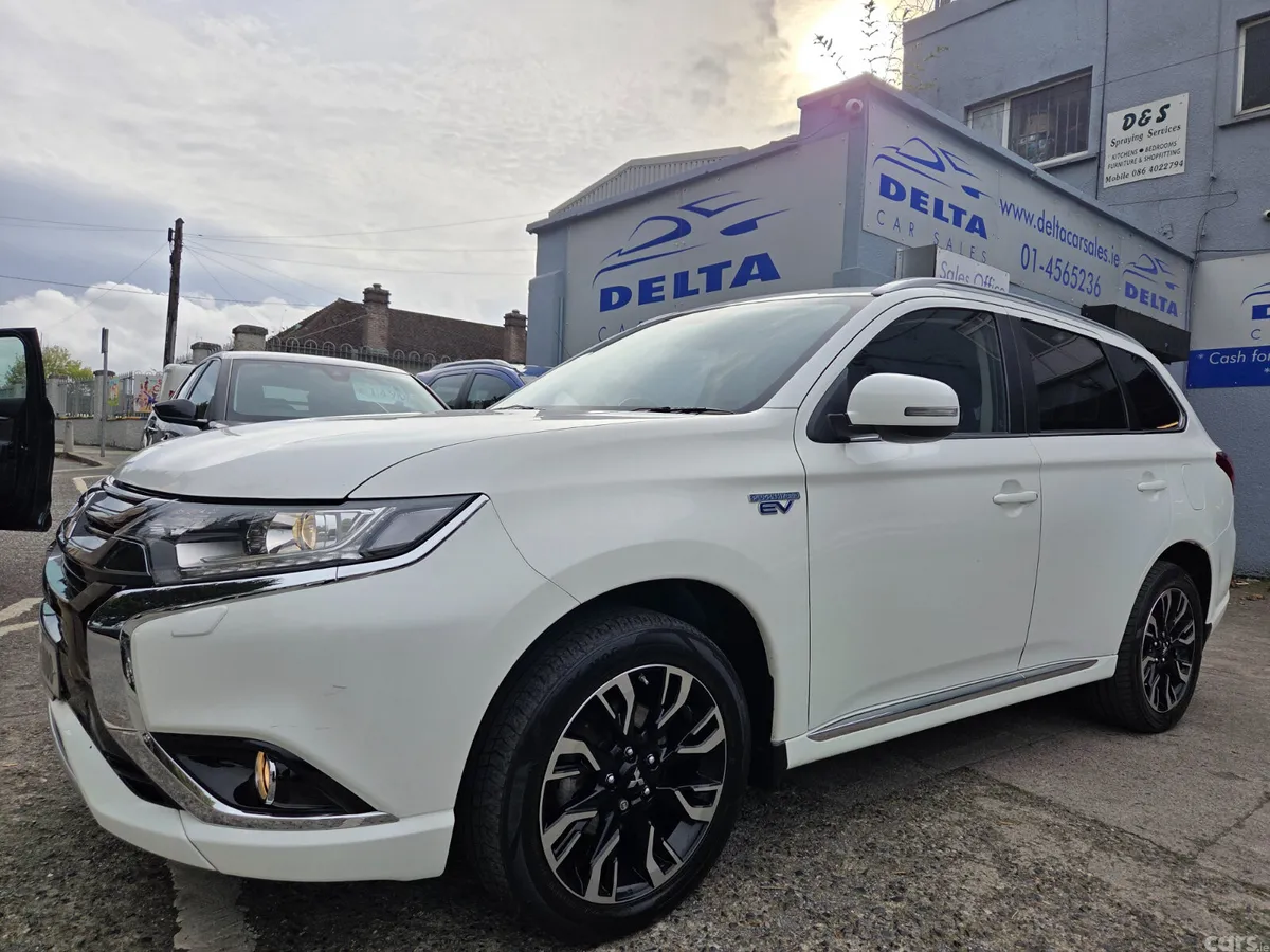 Mitsubishi Outlander SUV, Petrol Hybrid, 2016, White
