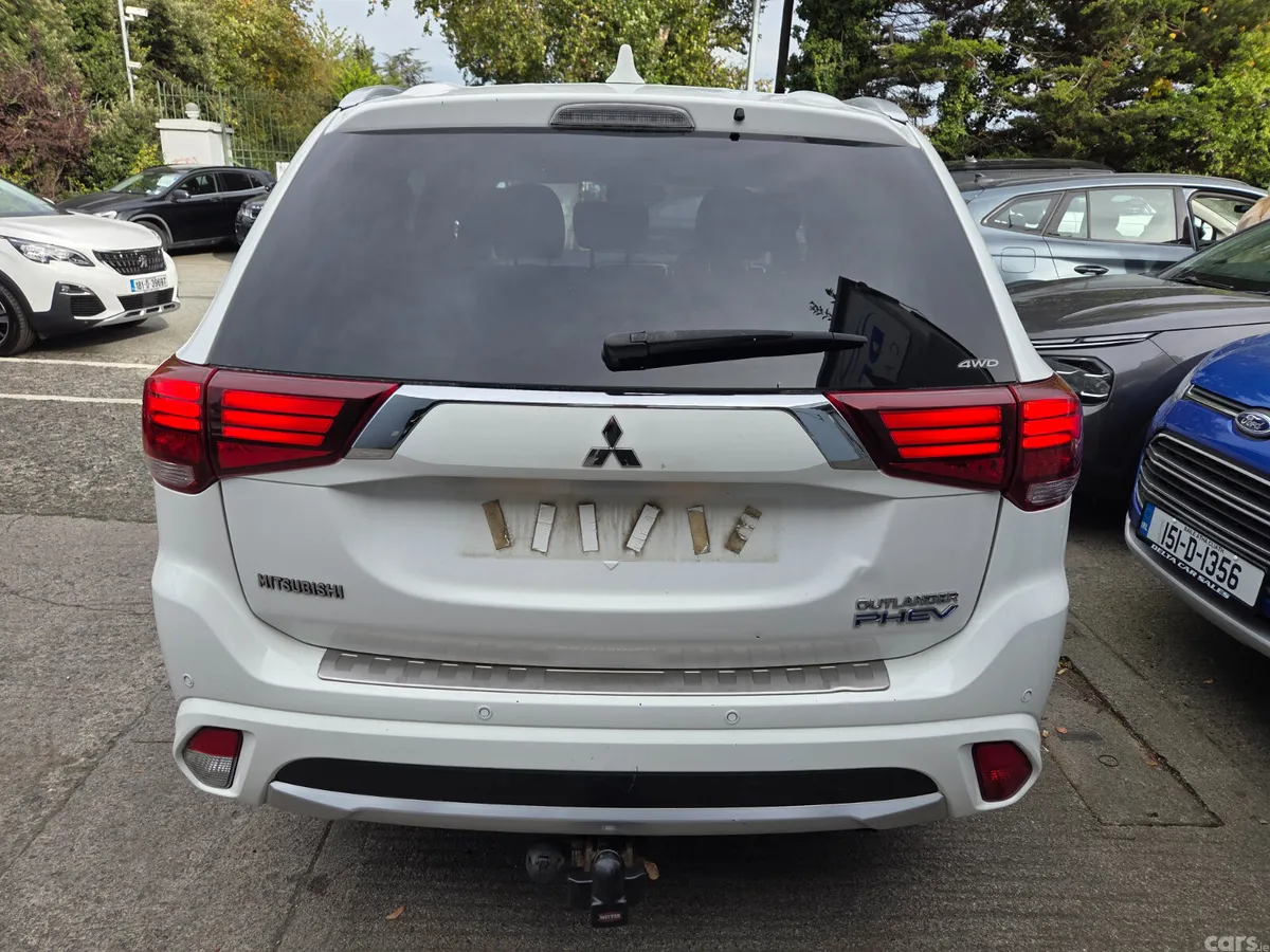Mitsubishi Outlander SUV, Petrol Hybrid, 2016, White