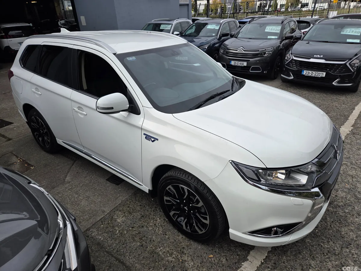 Mitsubishi Outlander SUV, Petrol Hybrid, 2016, White